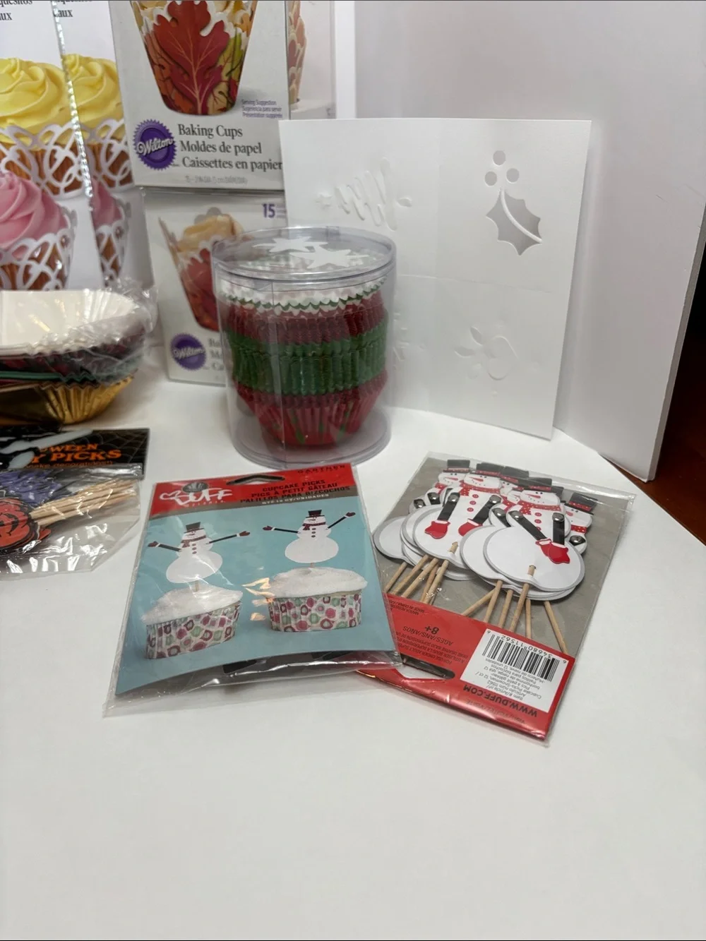 Wilton Holiday Cupcake Decorating Kit - Red, Green, White, Pink, Yellow